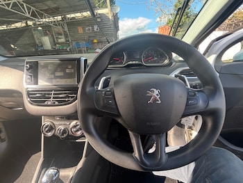 Used Peugeot 208 2013 for sale - 77789413: Photo