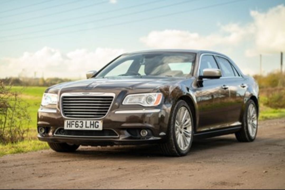 Used Chrysler 300C 2013 for sale - 76707359: Photo 2