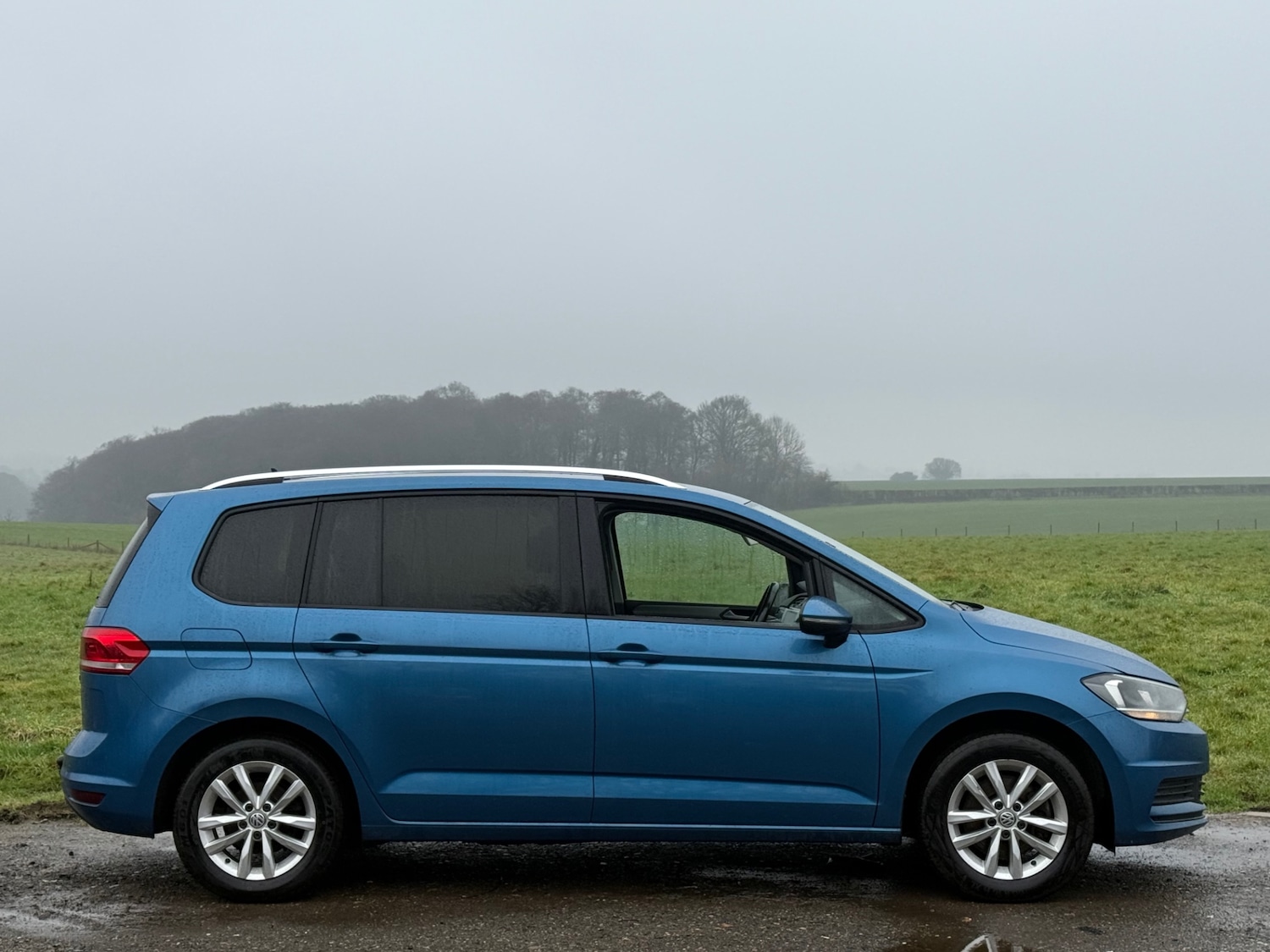 Used Volkswagen Touran 2017 for sale - 77450077: Photo 2