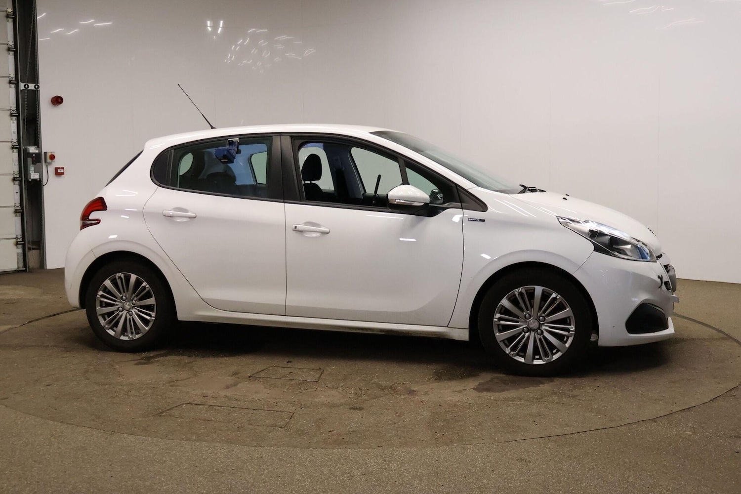 Used Peugeot 208 2018 for sale - 76422629: Photo 2