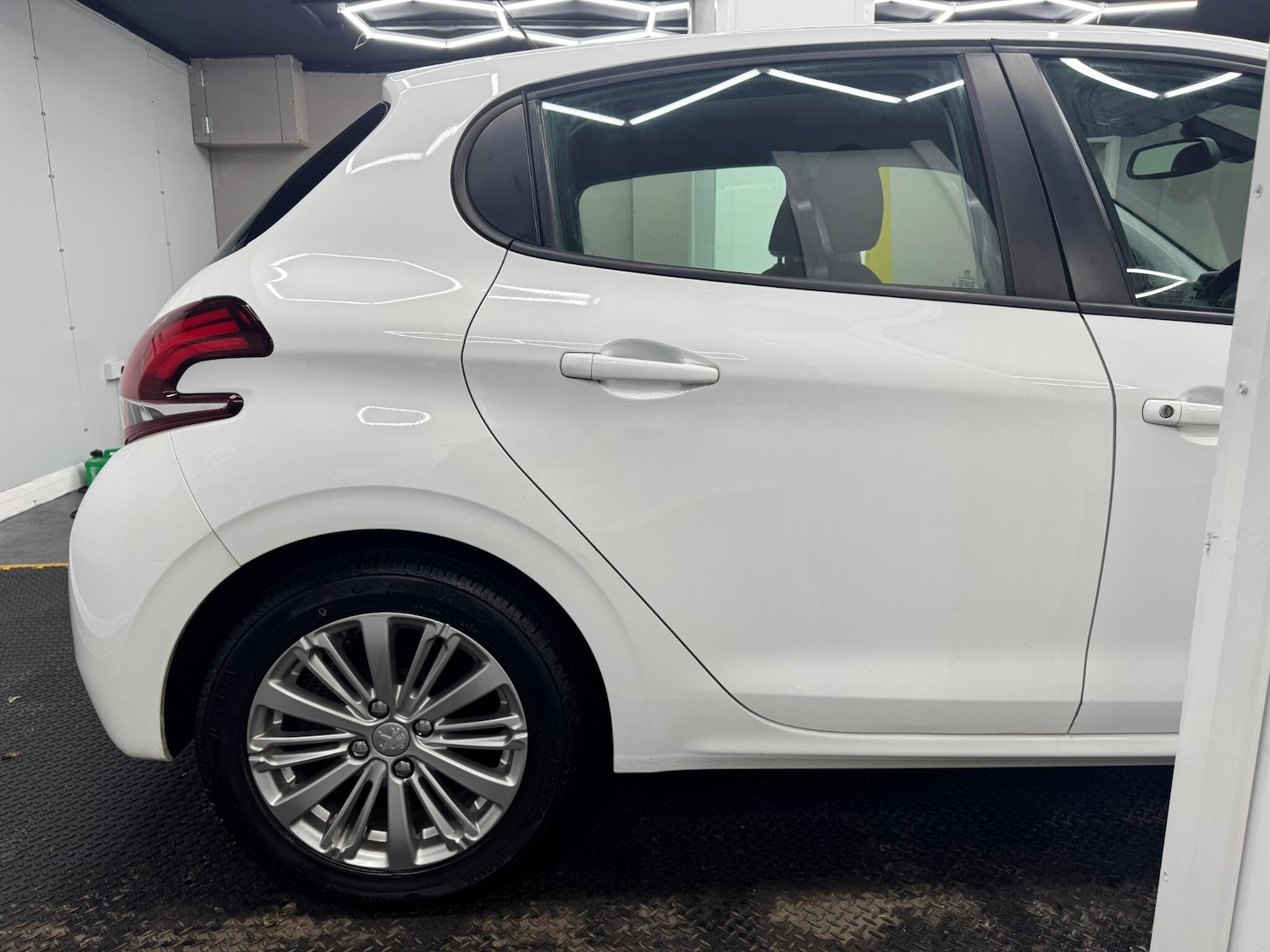 Used Peugeot 208 2018 for sale - 76422629: Photo 42