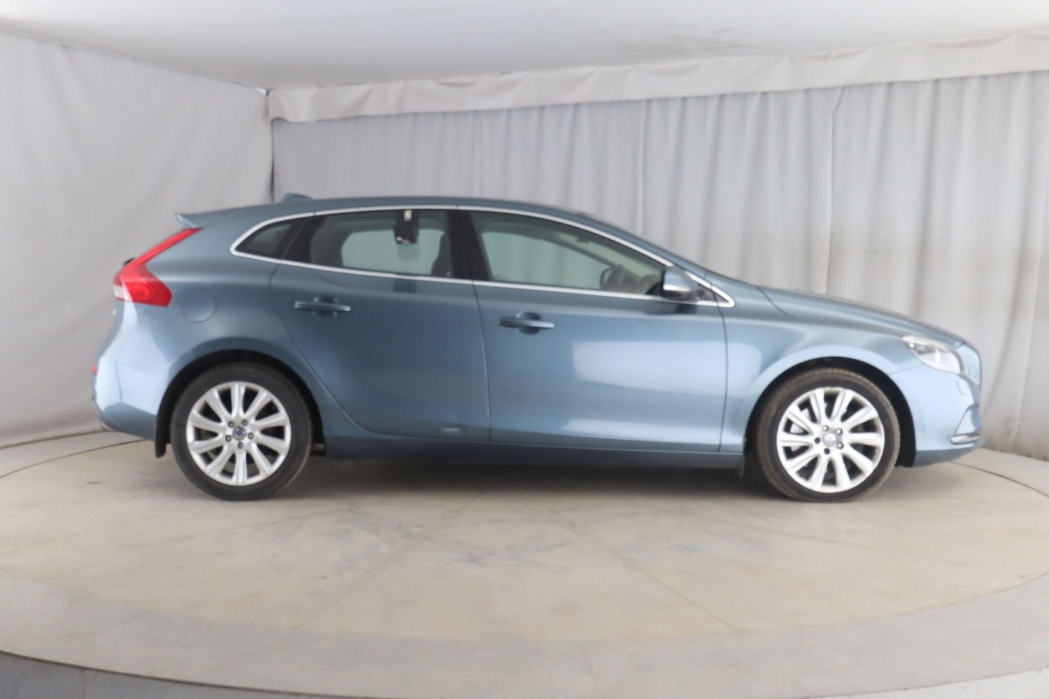 Used Volvo V40 2014 for sale - 77130633: Photo 2