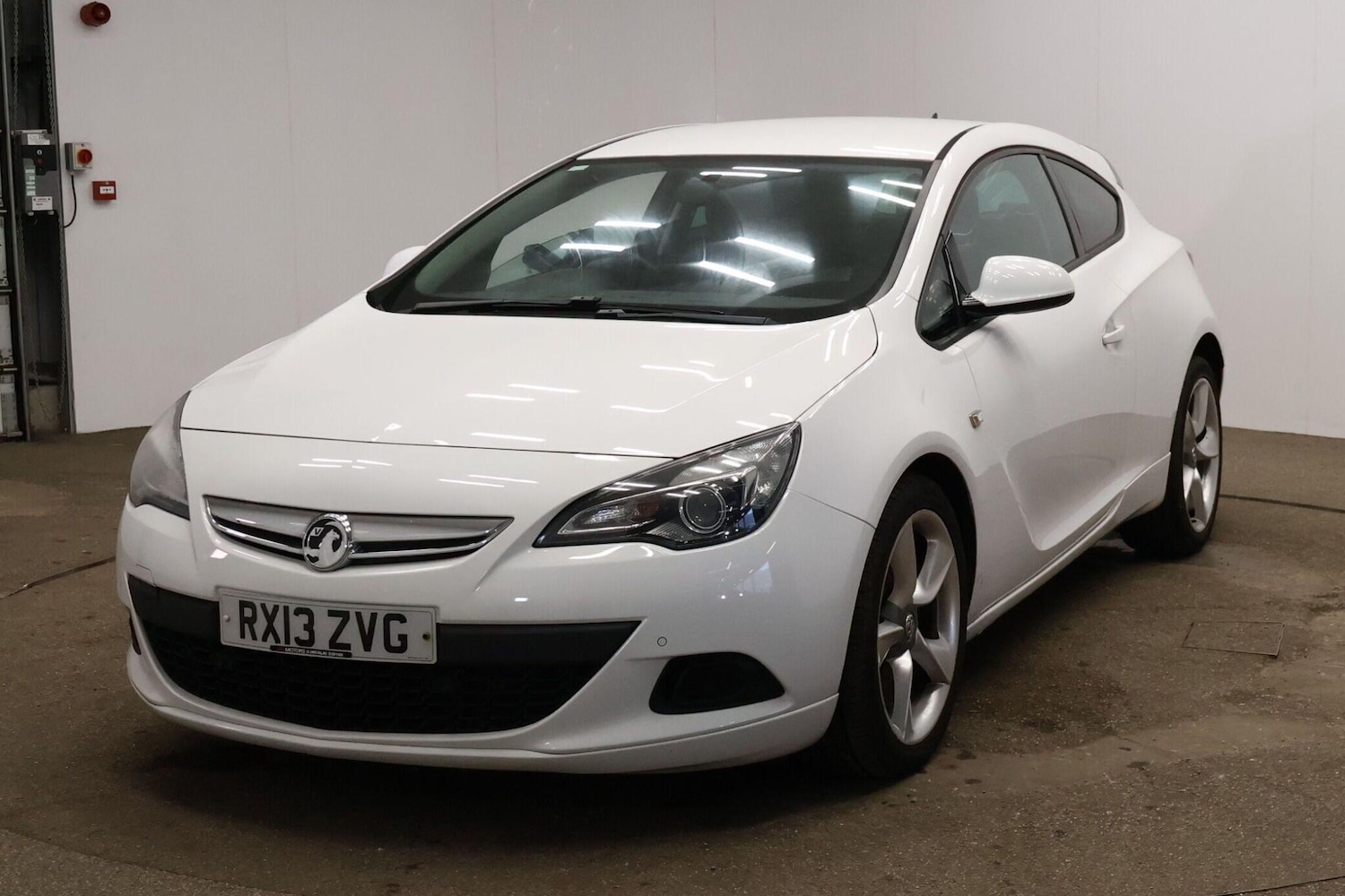 Used Vauxhall Astra GTC 2013 for sale - 77216122: Photo 2