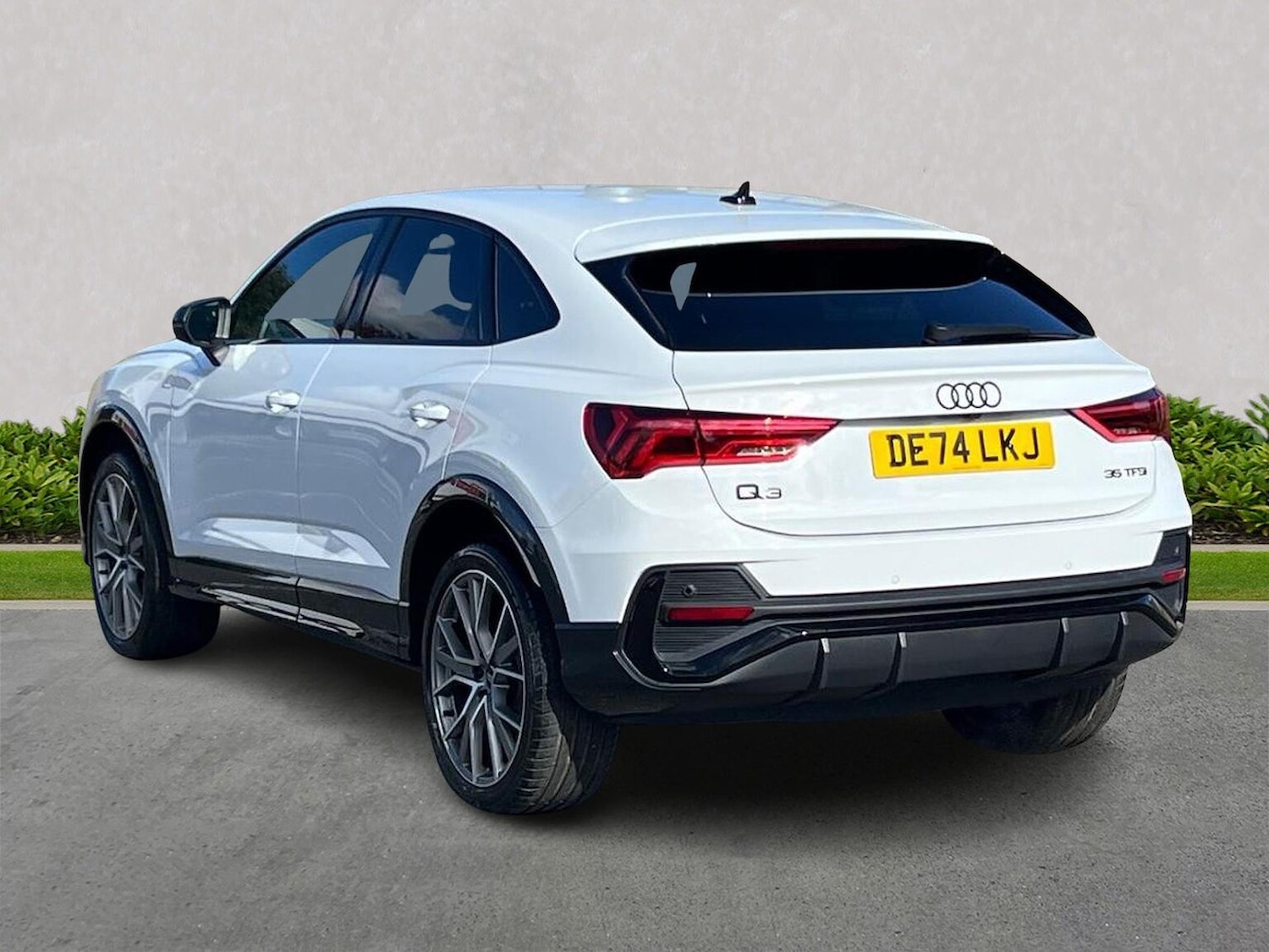 Used Audi Q3 2024 for sale - 76065603: Photo 2