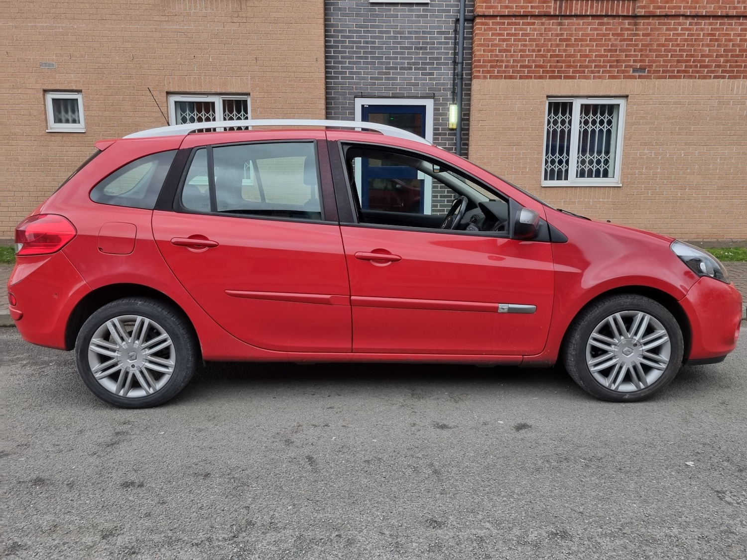 Used Renault Clio 2011 for sale - 76578394: Photo 2