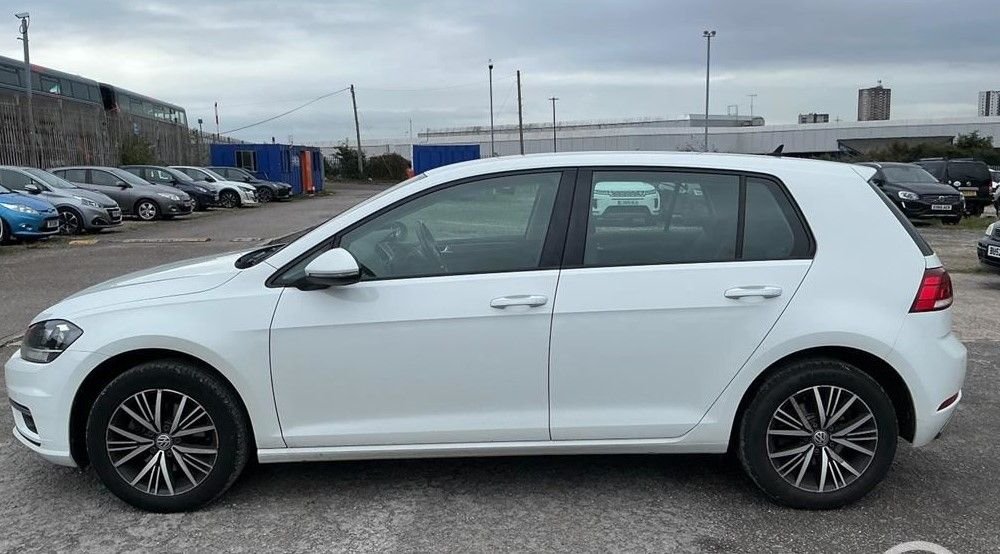 Used Volkswagen Golf 2017 for sale - 76617858: Photo 2