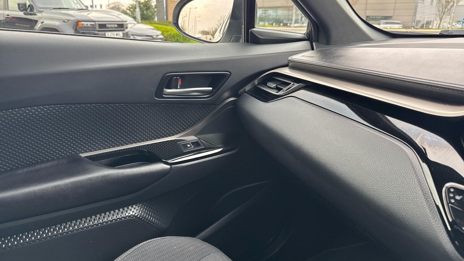 Used Toyota C-HR 2018 for sale - 78047245: Photo 42