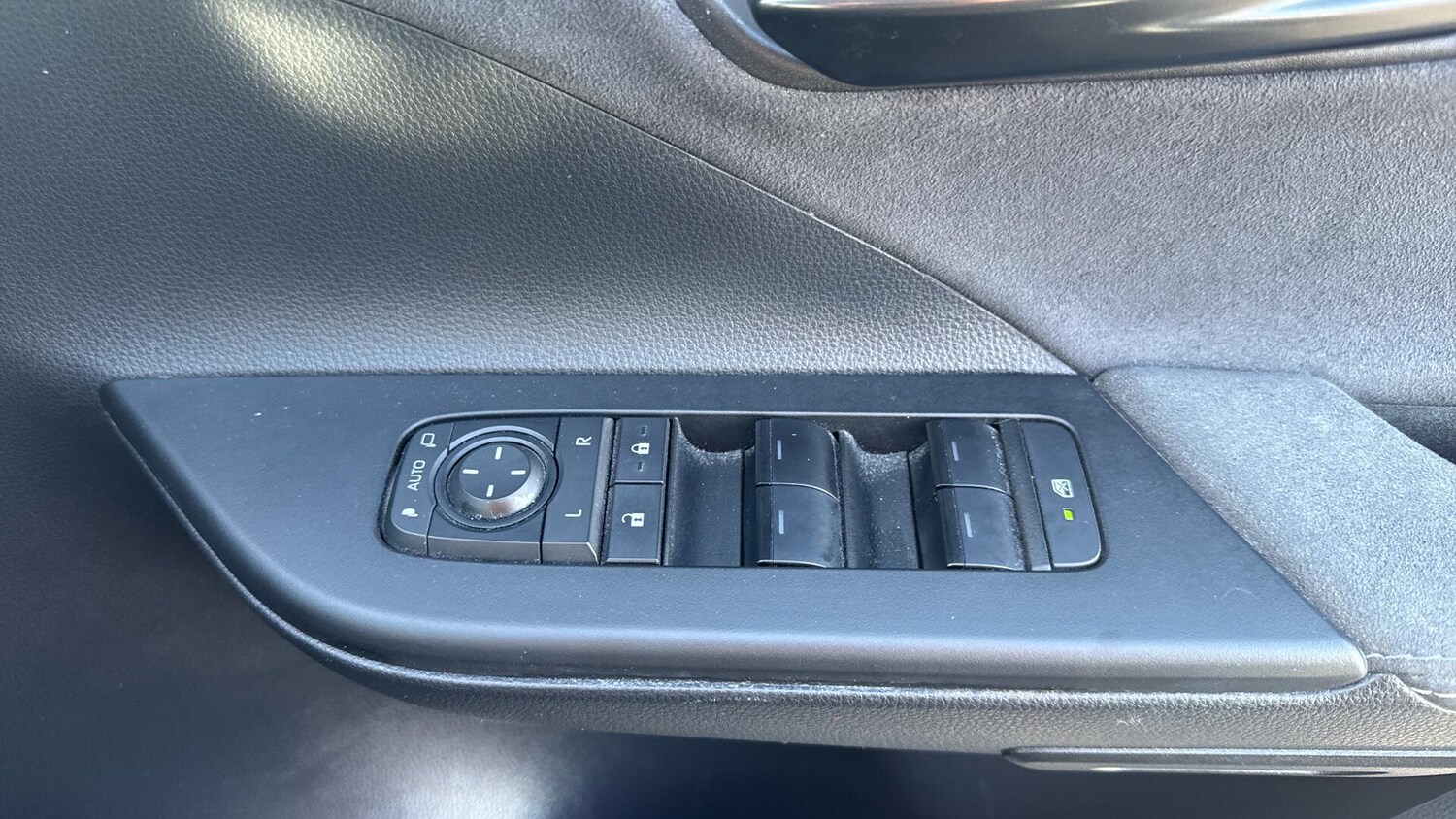 Used Toyota C-HR for sale - 77909745: Photo 36