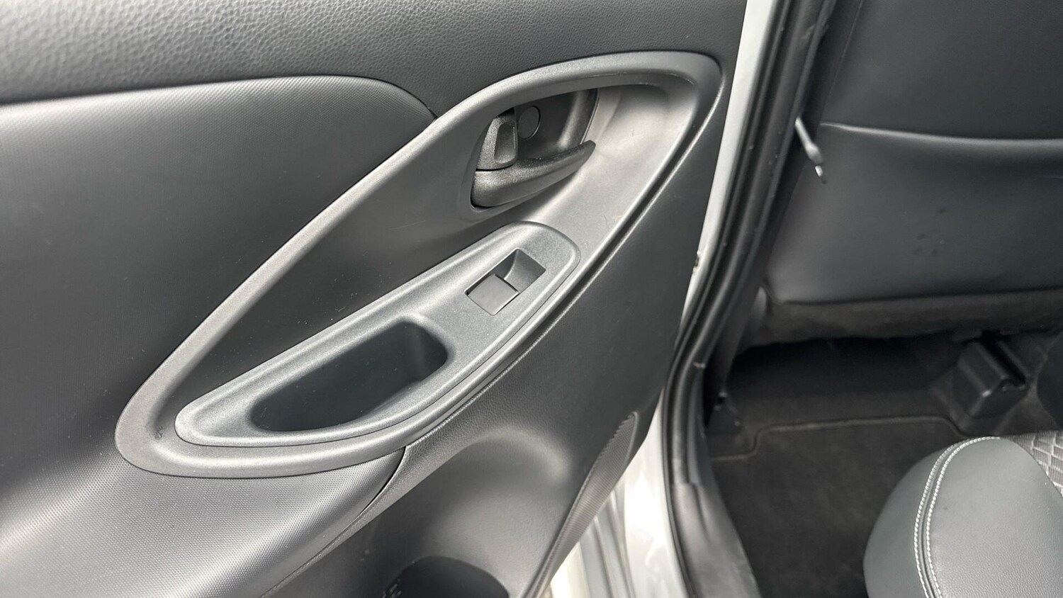 Used Toyota Yaris for sale - 77215292: Photo 32