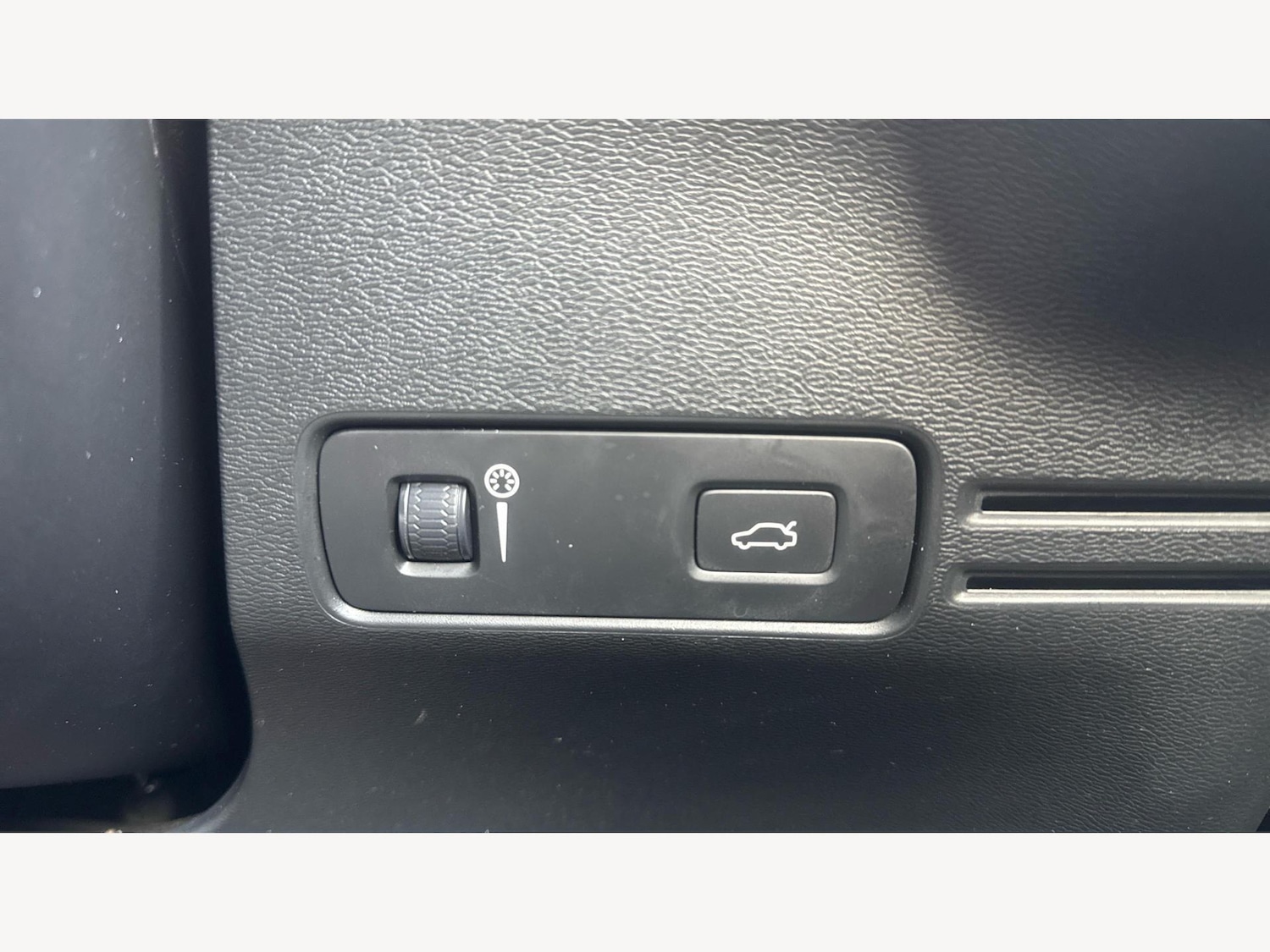 Used Volvo XC40 2020 for sale - 76849811: Photo 32