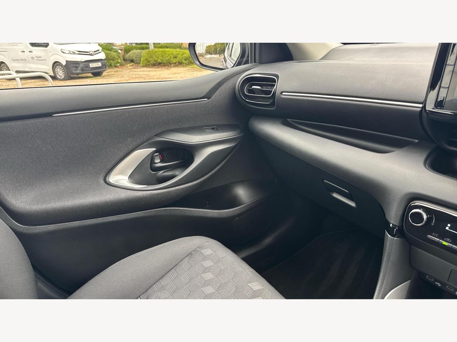 Used Toyota Yaris 2024 for sale - 76318071: Photo 24