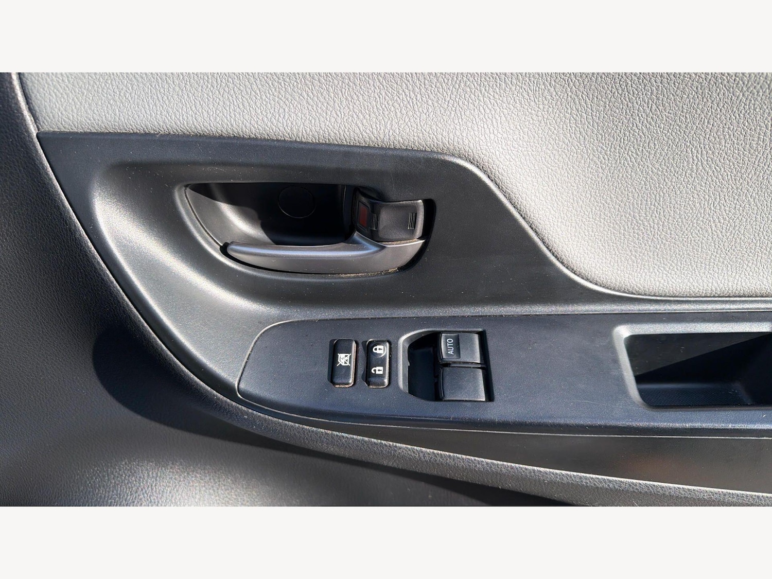 Used Toyota Yaris 2016 for sale - 77738085: Photo 31