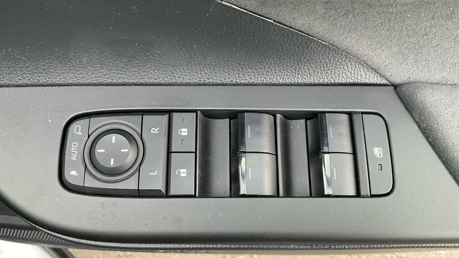 Used Toyota C-HR 2025 for sale - 76512596: Photo 39