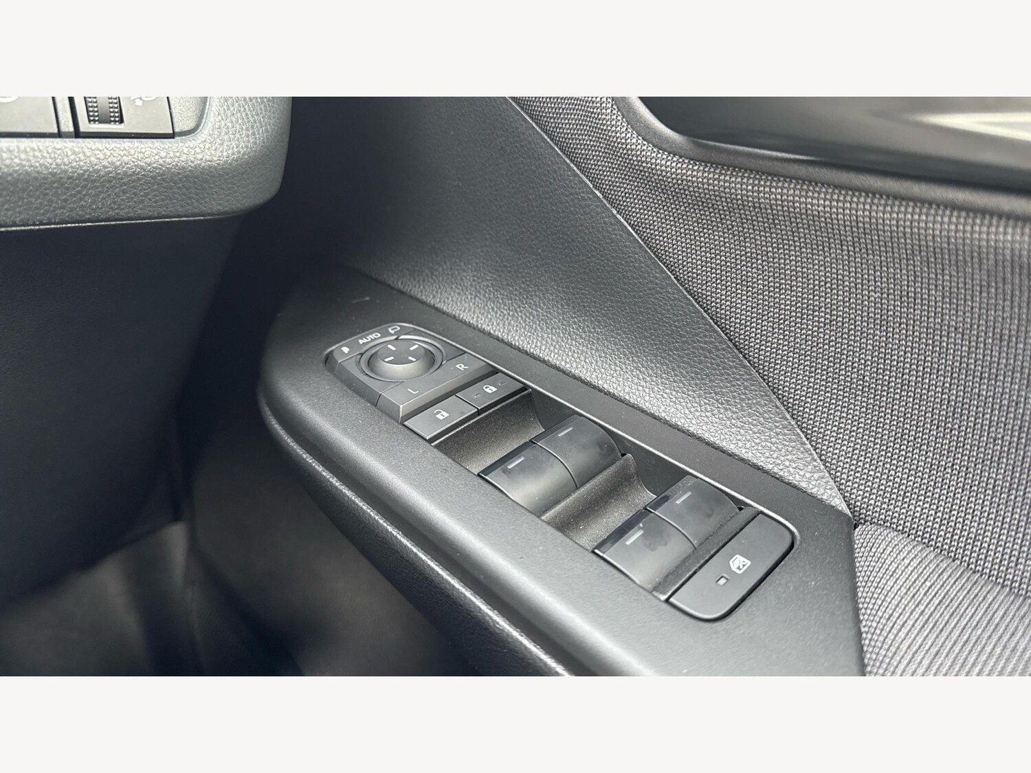 Used Toyota C-HR 2025 for sale - 77612736: Photo 28