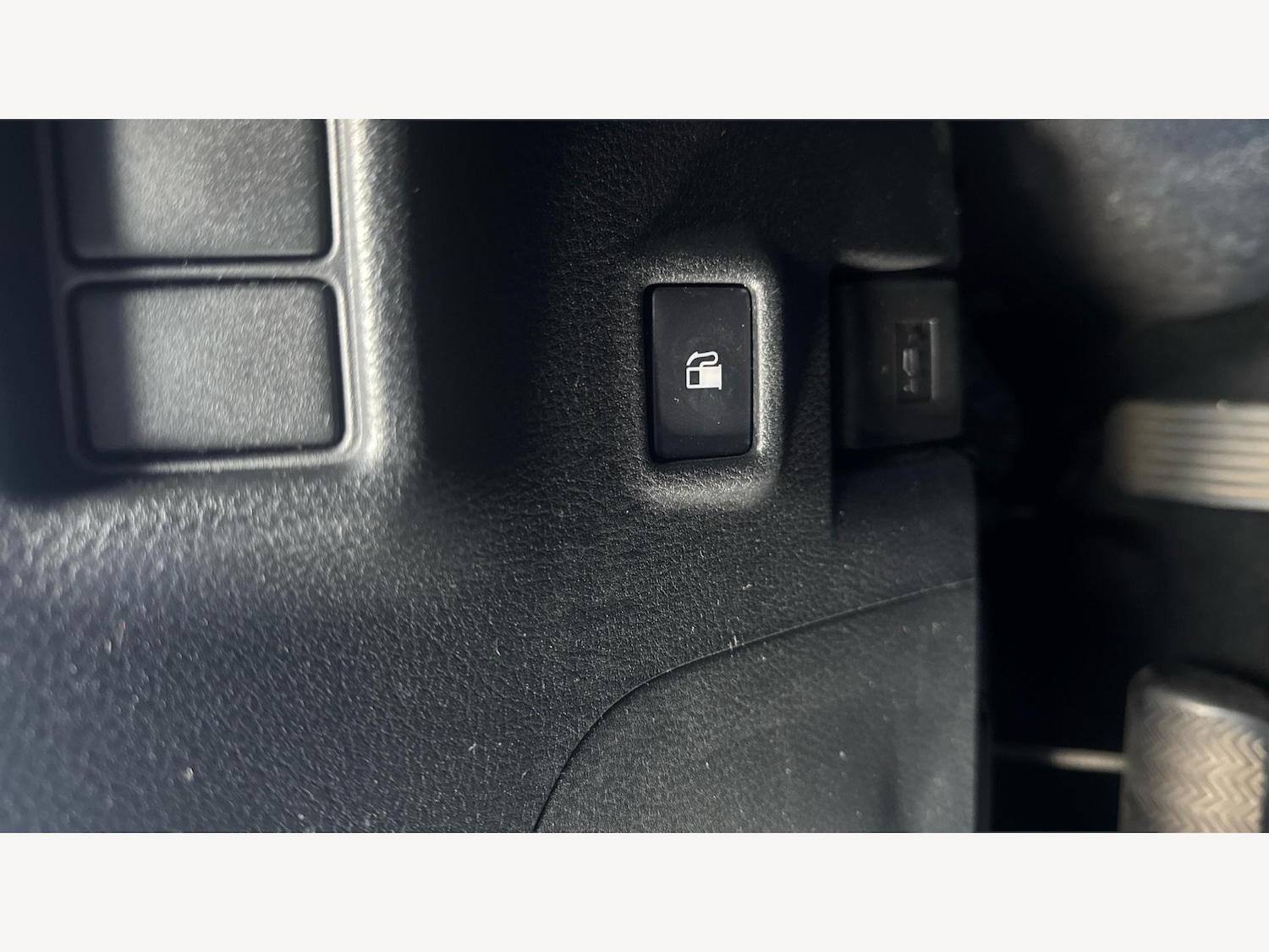 Used Toyota C-HR 2023 for sale - 76409486: Photo 28