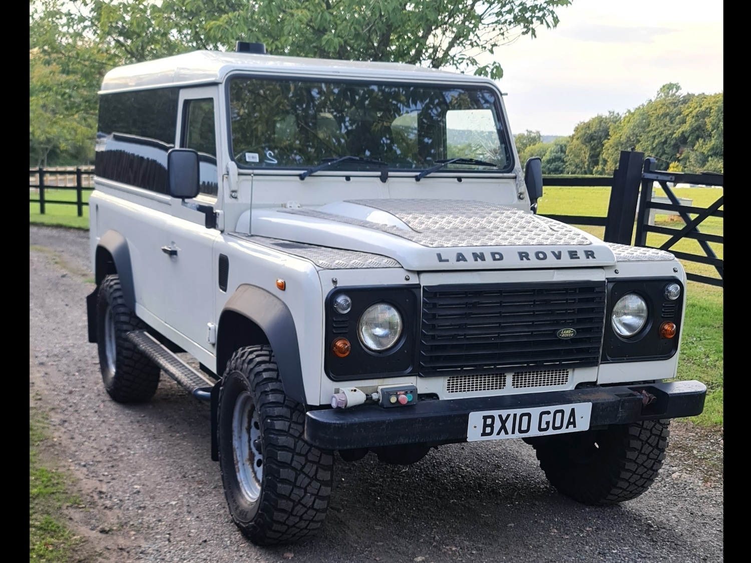 Used Land Rover Defender 2010 for sale - 77998802: Photo 4