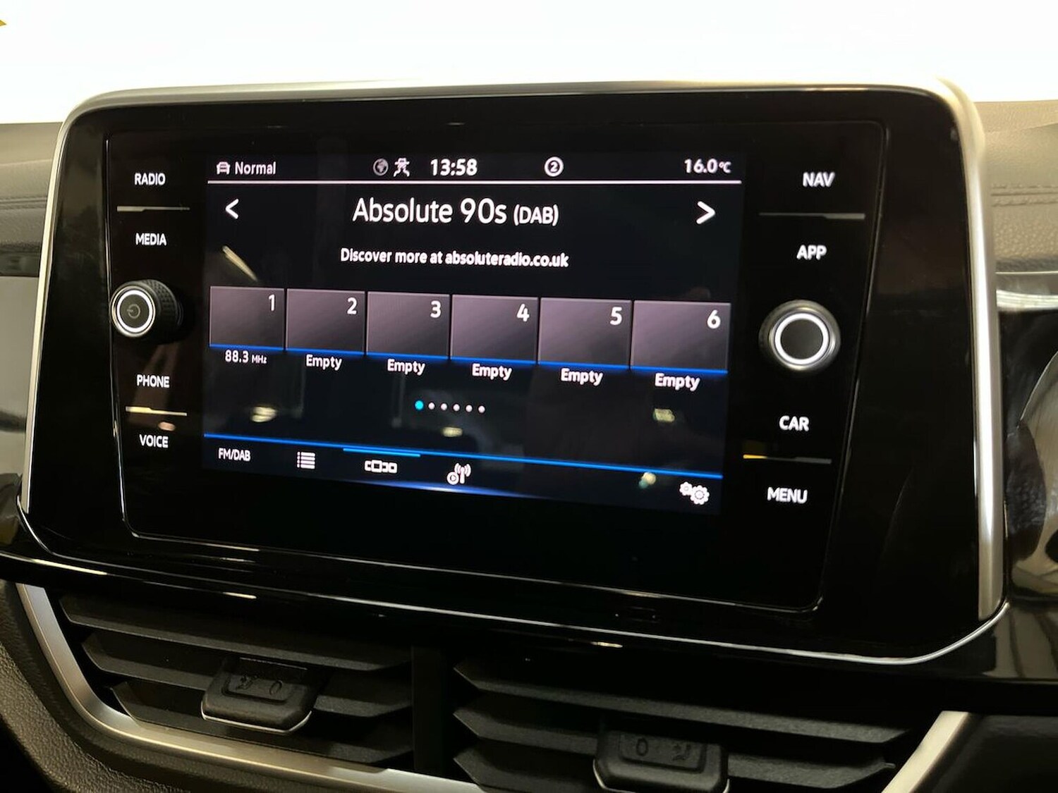 Used Volkswagen T-Roc 2023 for sale - 76566540: Photo 11