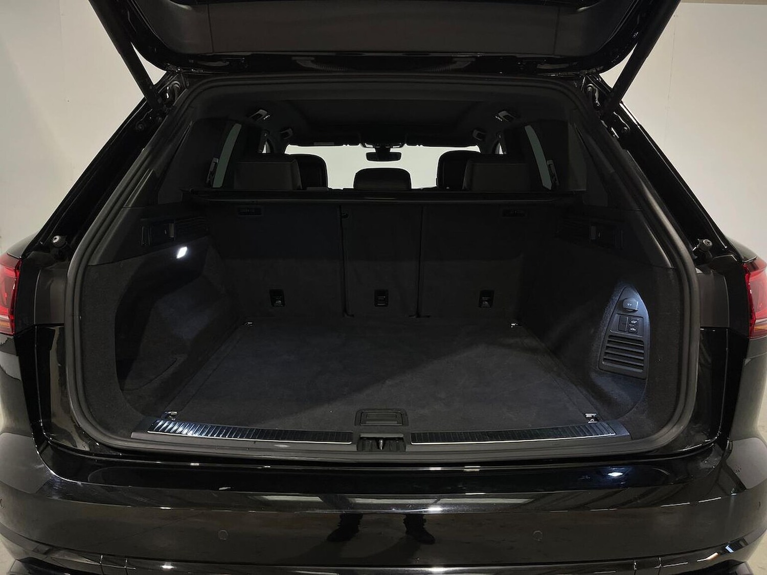 Used Volkswagen Touareg 2023 for sale - 76892113: Photo 17