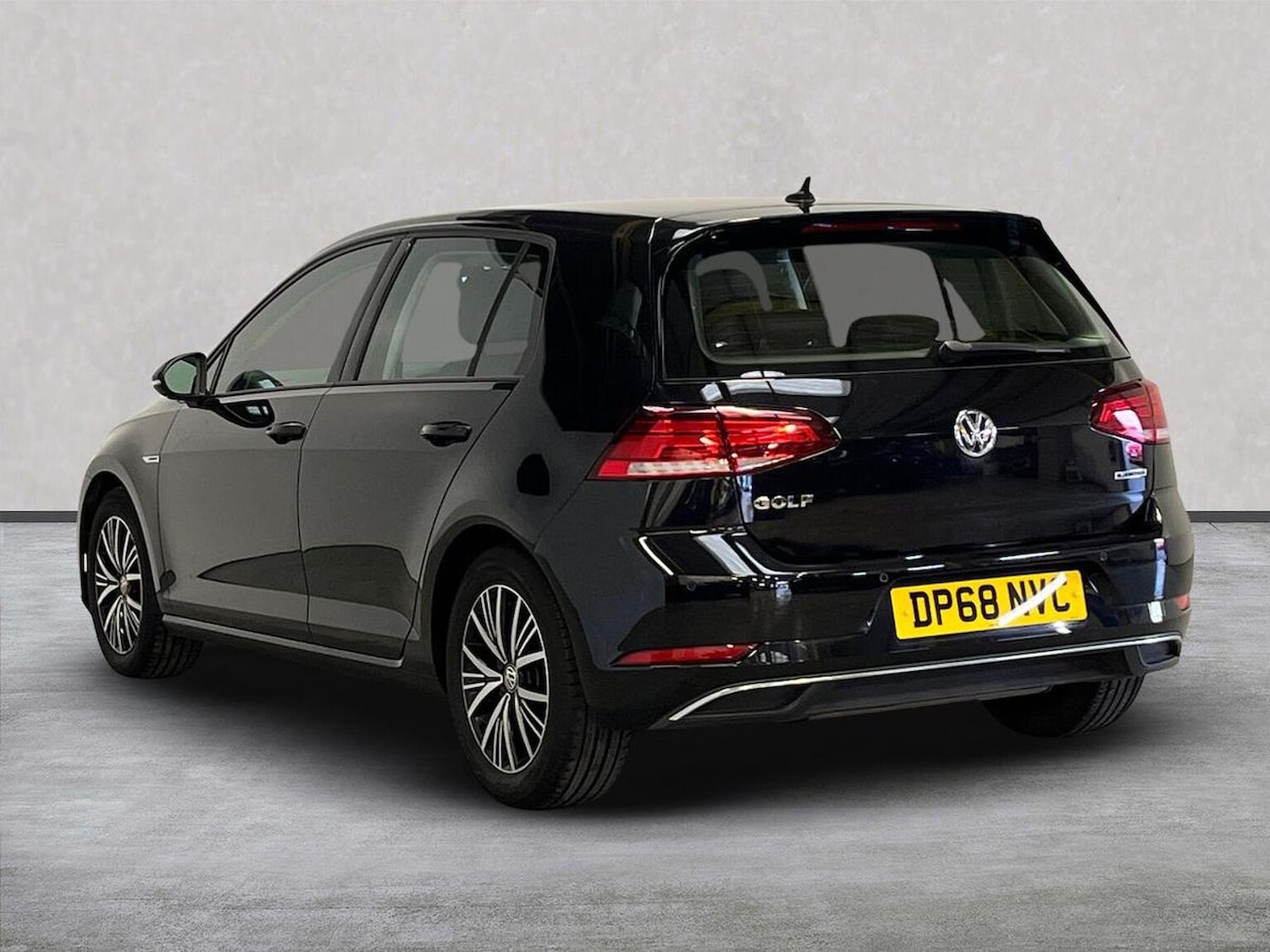 Used Volkswagen Golf 2018 for sale - 76504991: Photo 2