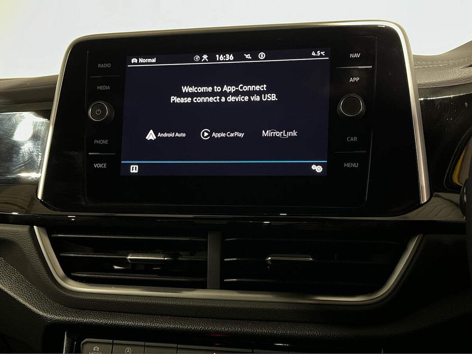 Used Volkswagen T-Roc 2023 for sale - 76706431: Photo 25