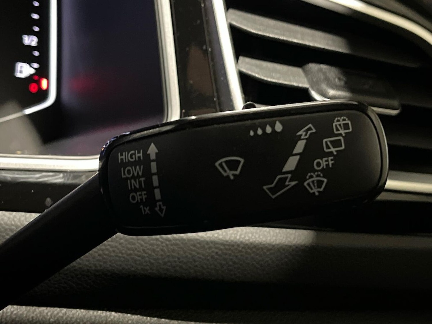 Used Volkswagen T-Roc 2023 for sale - 76706431: Photo 28