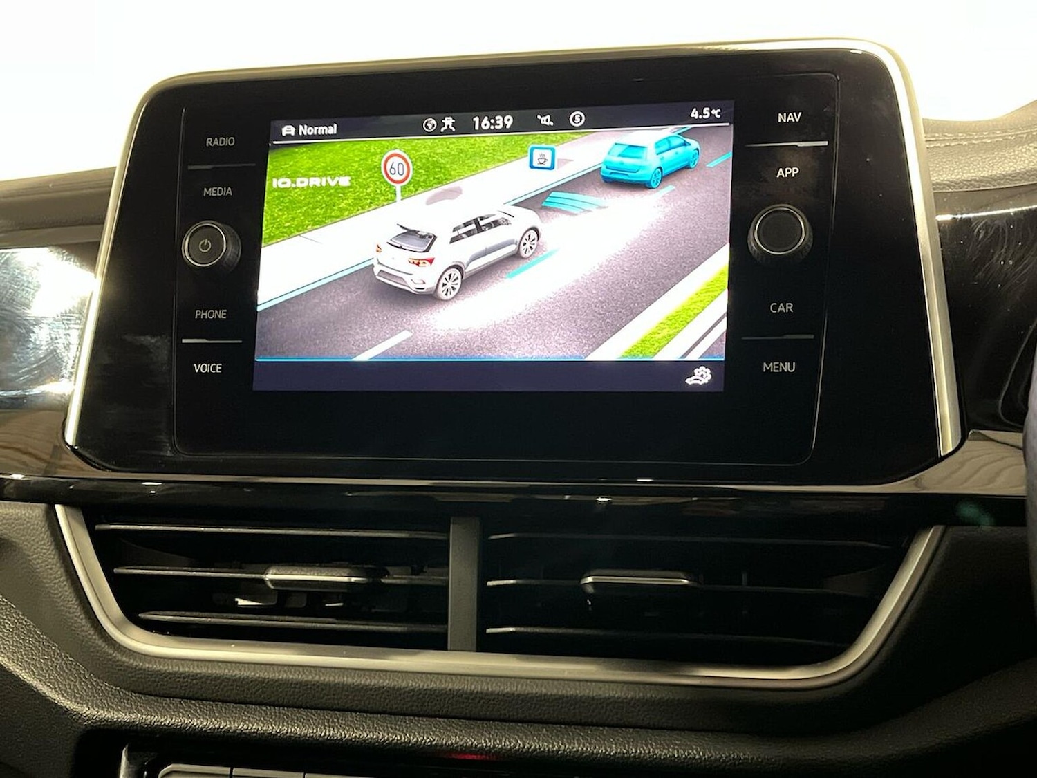 Used Volkswagen T-Roc 2023 for sale - 76706431: Photo 31