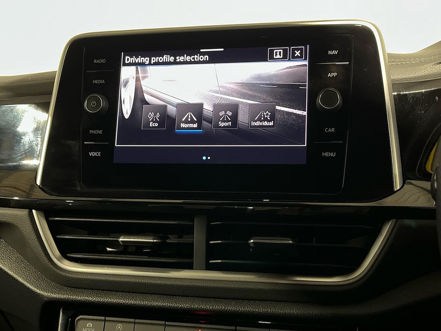 Used Volkswagen T-Roc 2023 for sale - 76706431: Photo 37