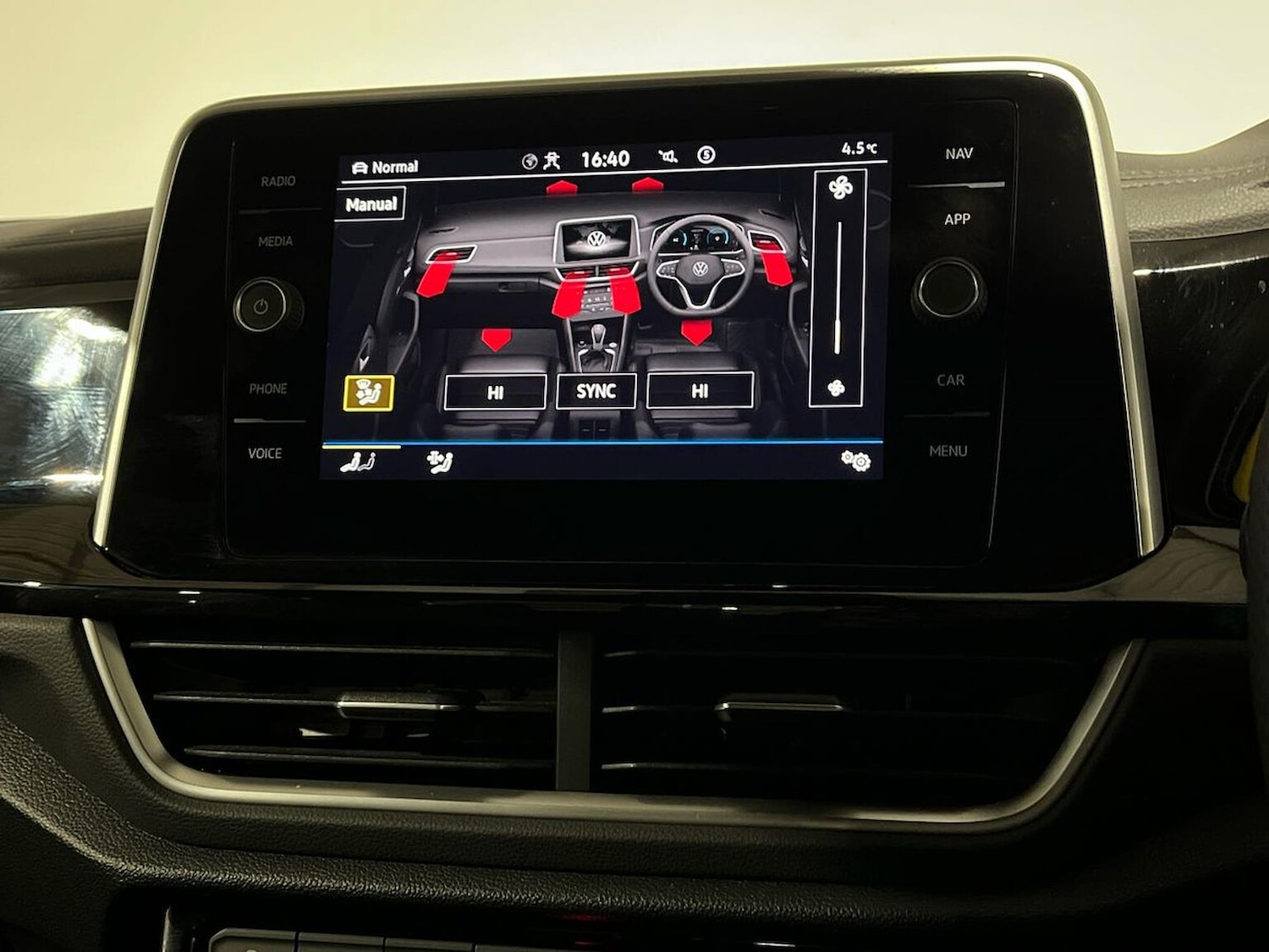 Used Volkswagen T-Roc 2023 for sale - 76706431: Photo 38