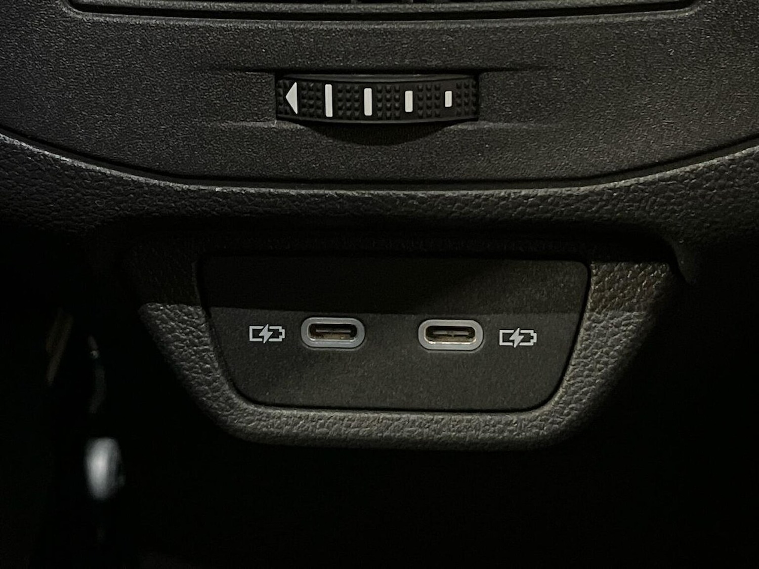 Used Volkswagen T-Roc 2023 for sale - 76706431: Photo 40