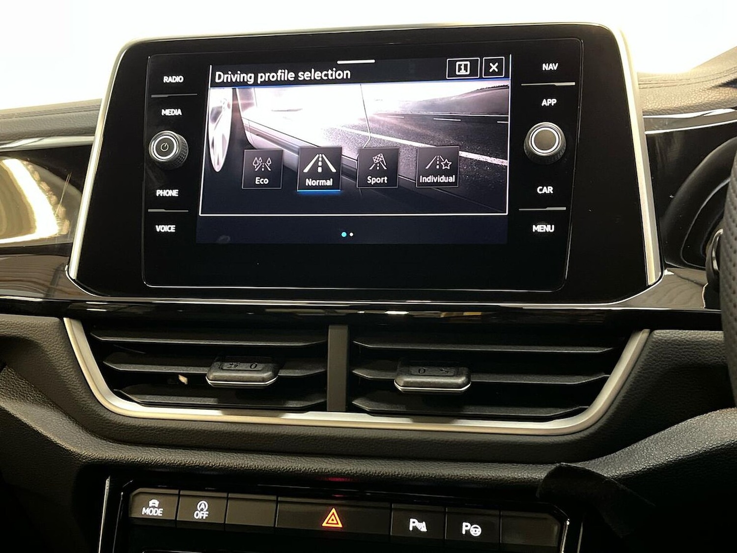 Used Volkswagen T-Roc 2025 for sale - 76407386: Photo 39