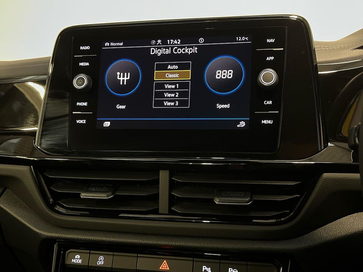 Used Volkswagen T-Roc 2025 for sale - 76288591: Photo 32