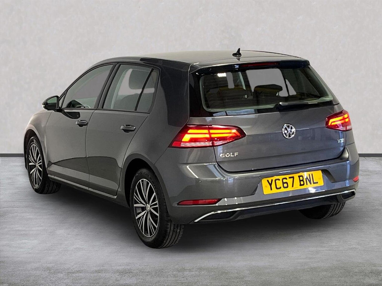 Used Volkswagen Golf 2017 for sale - 76571037: Photo 2