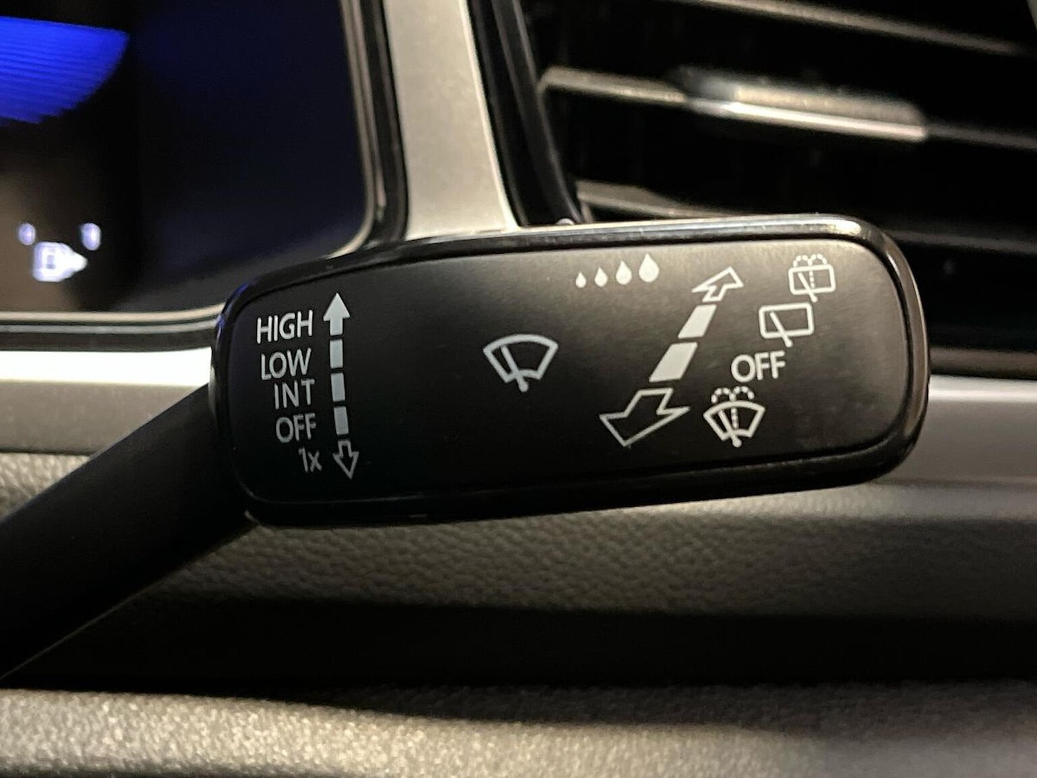 Used Volkswagen T-Roc 2023 for sale - 76478211: Photo 28