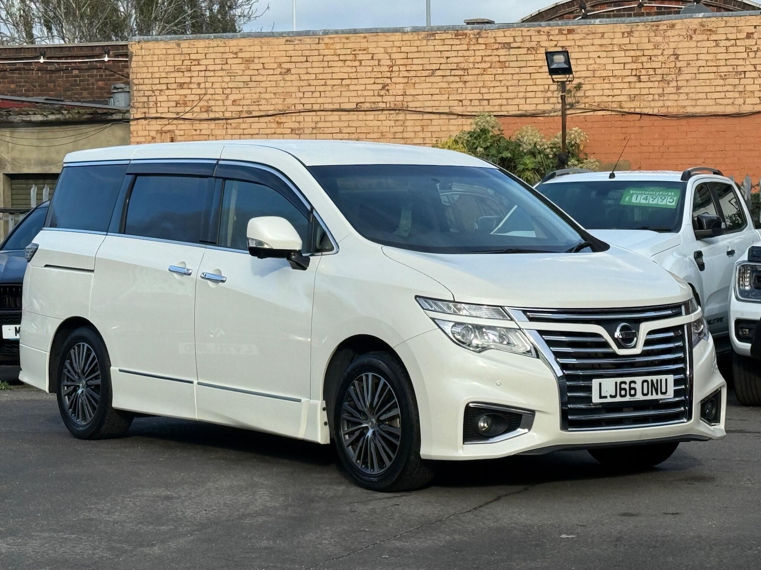 Used Nissan Elgrand for sale - 76527996: Photo 2