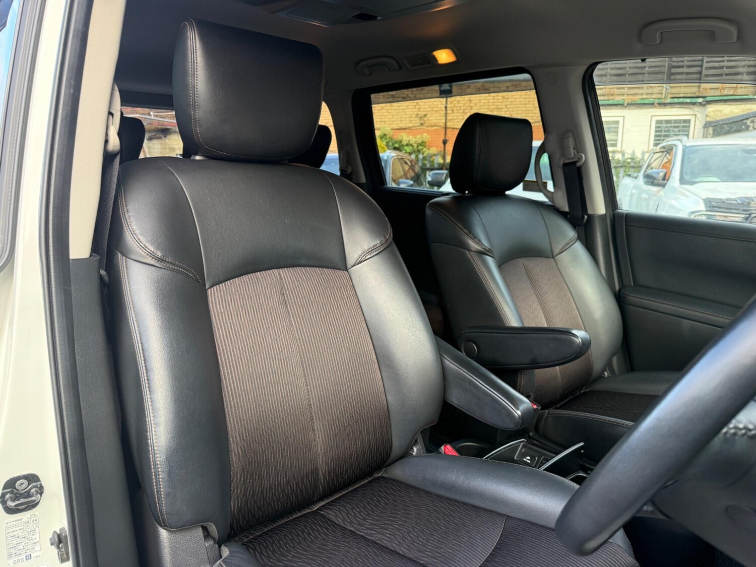 Used Nissan Elgrand for sale - 76527996: Photo 20