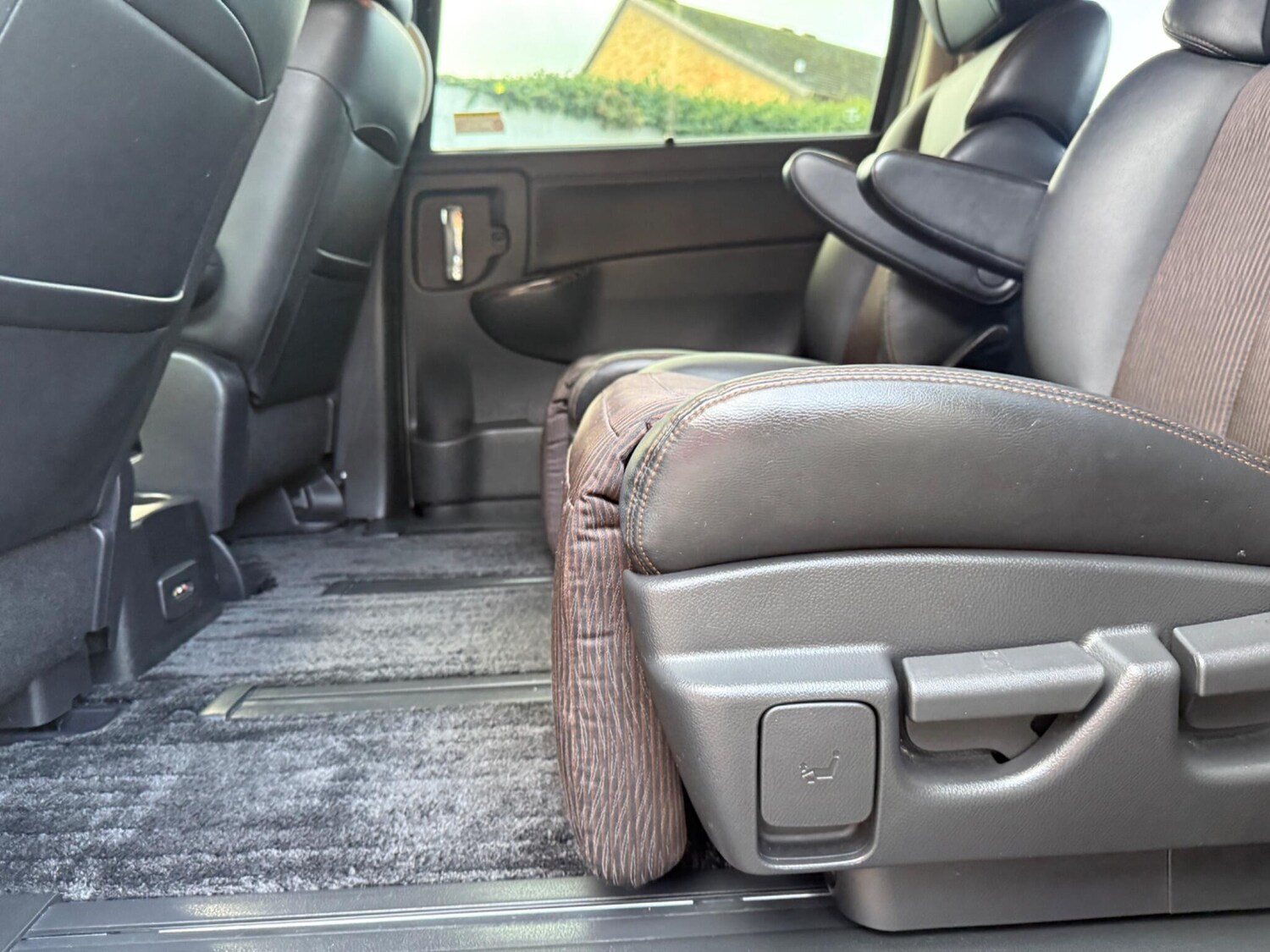 Used Nissan Elgrand for sale - 76527996: Photo 22