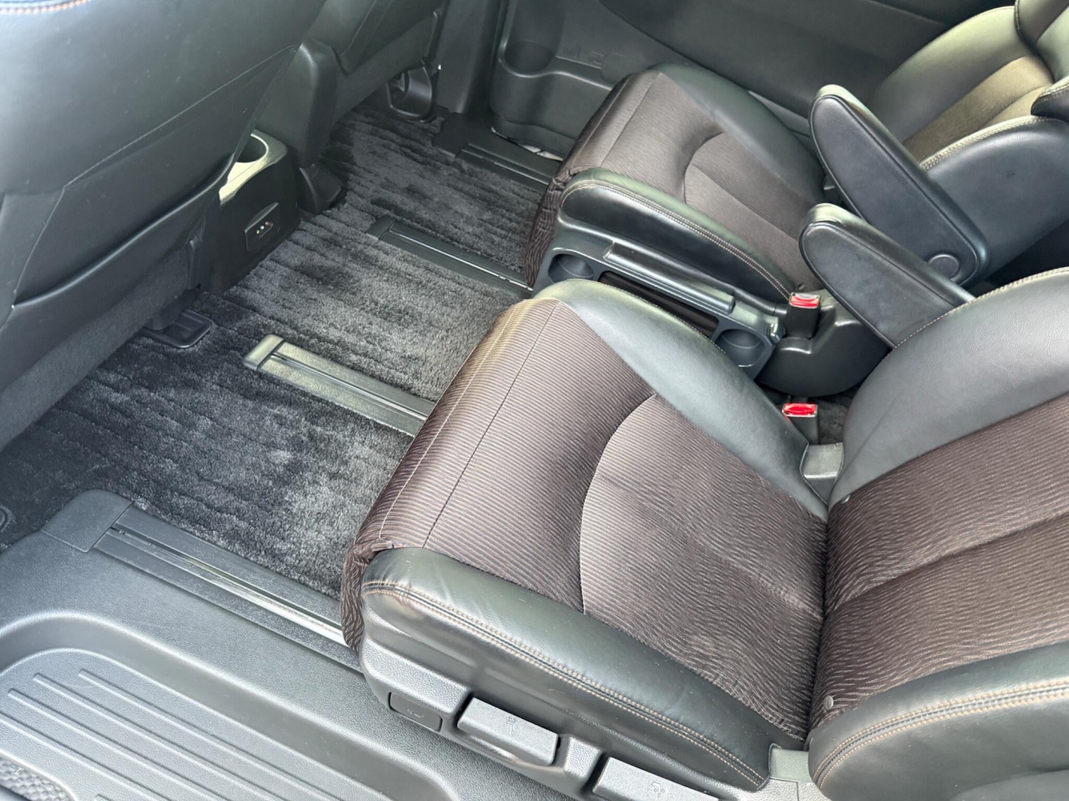 Used Nissan Elgrand for sale - 76527996: Photo 23