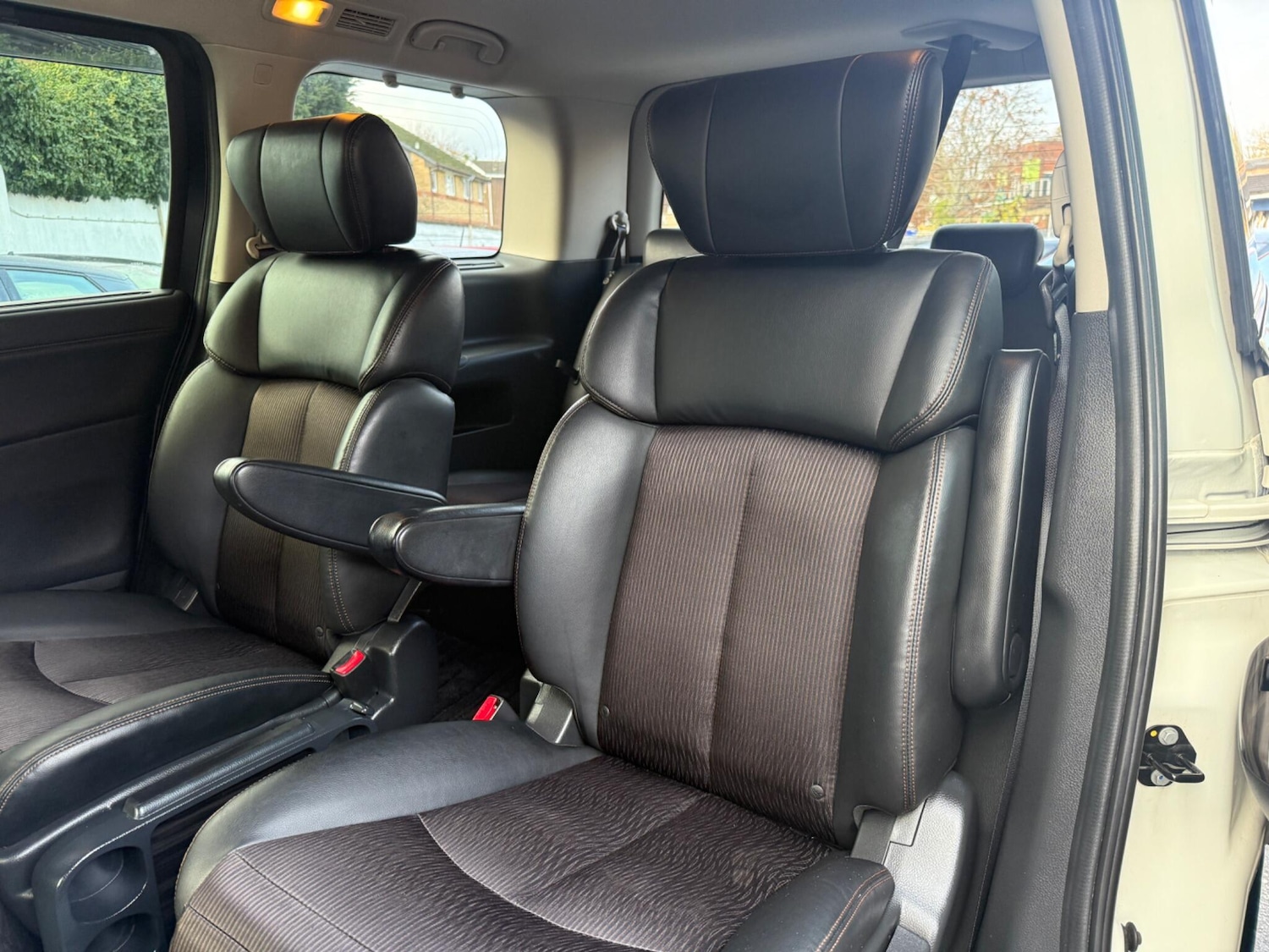 Used Nissan Elgrand for sale - 76527996: Photo 24