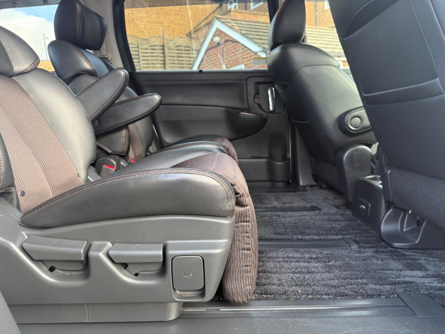 Used Nissan Elgrand for sale - 76527996: Photo 27