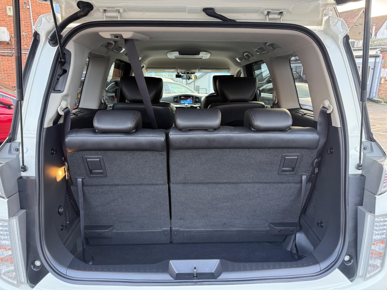 Used Nissan Elgrand for sale - 76527996: Photo 34