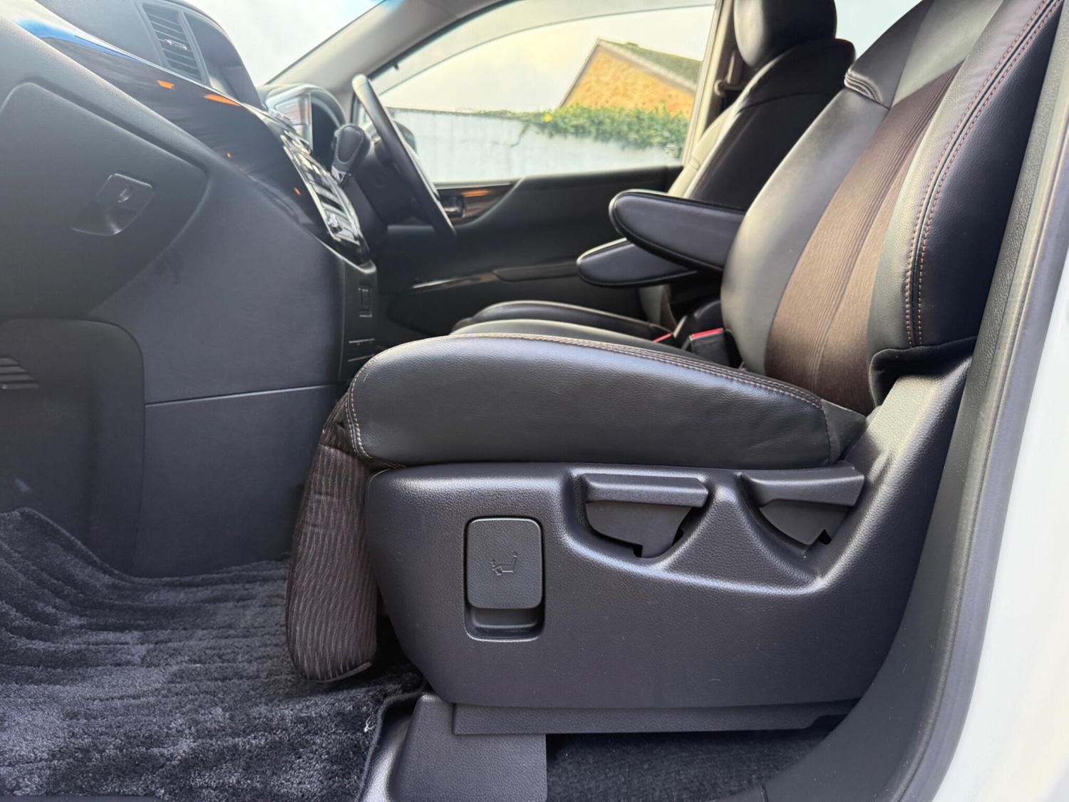 Used Nissan Elgrand for sale - 76527996: Photo 36