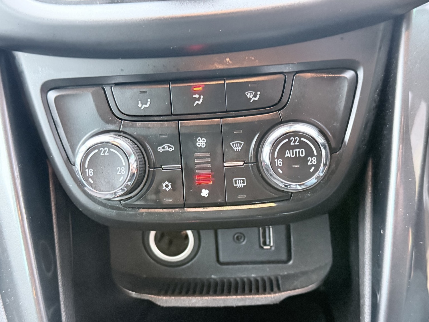 Used Vauxhall Zafira Tourer 2015 for sale - 77251275: Photo 30