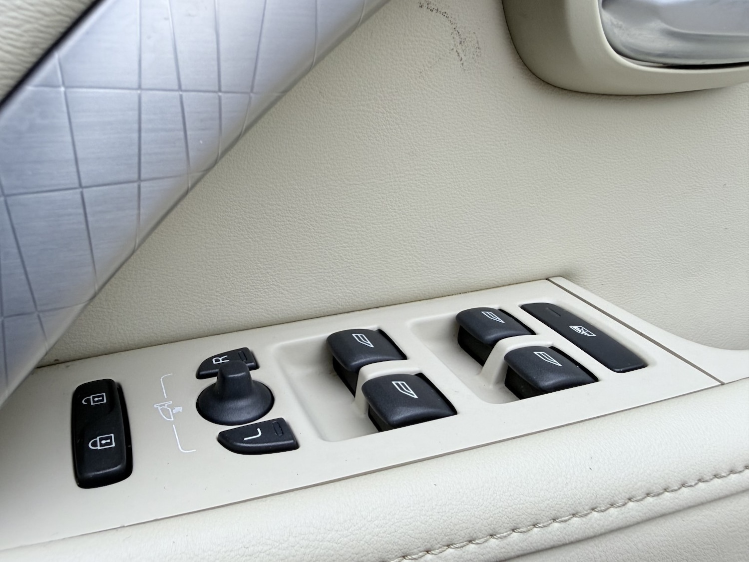 Used Volvo XC70 2011 for sale - 78176052: Photo 34