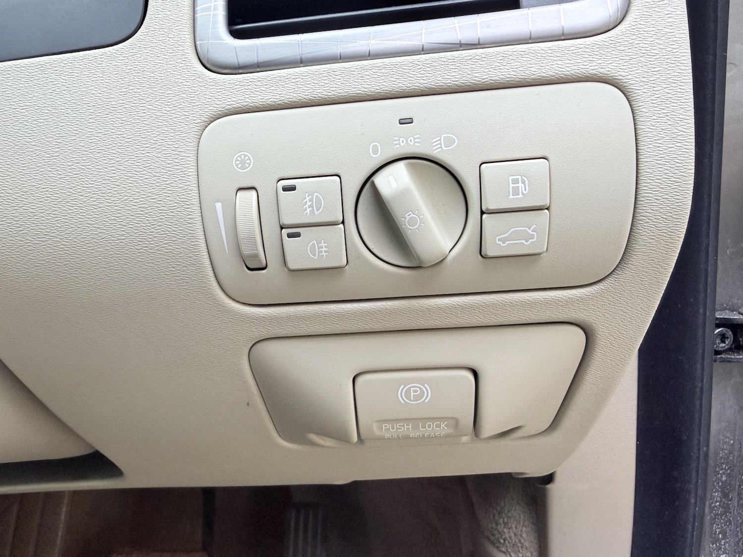 Used Volvo XC70 2011 for sale - 78176052: Photo 35