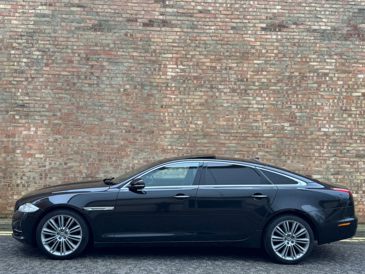 Used Jaguar XJ 2012 for sale - 77888441: Photo 2