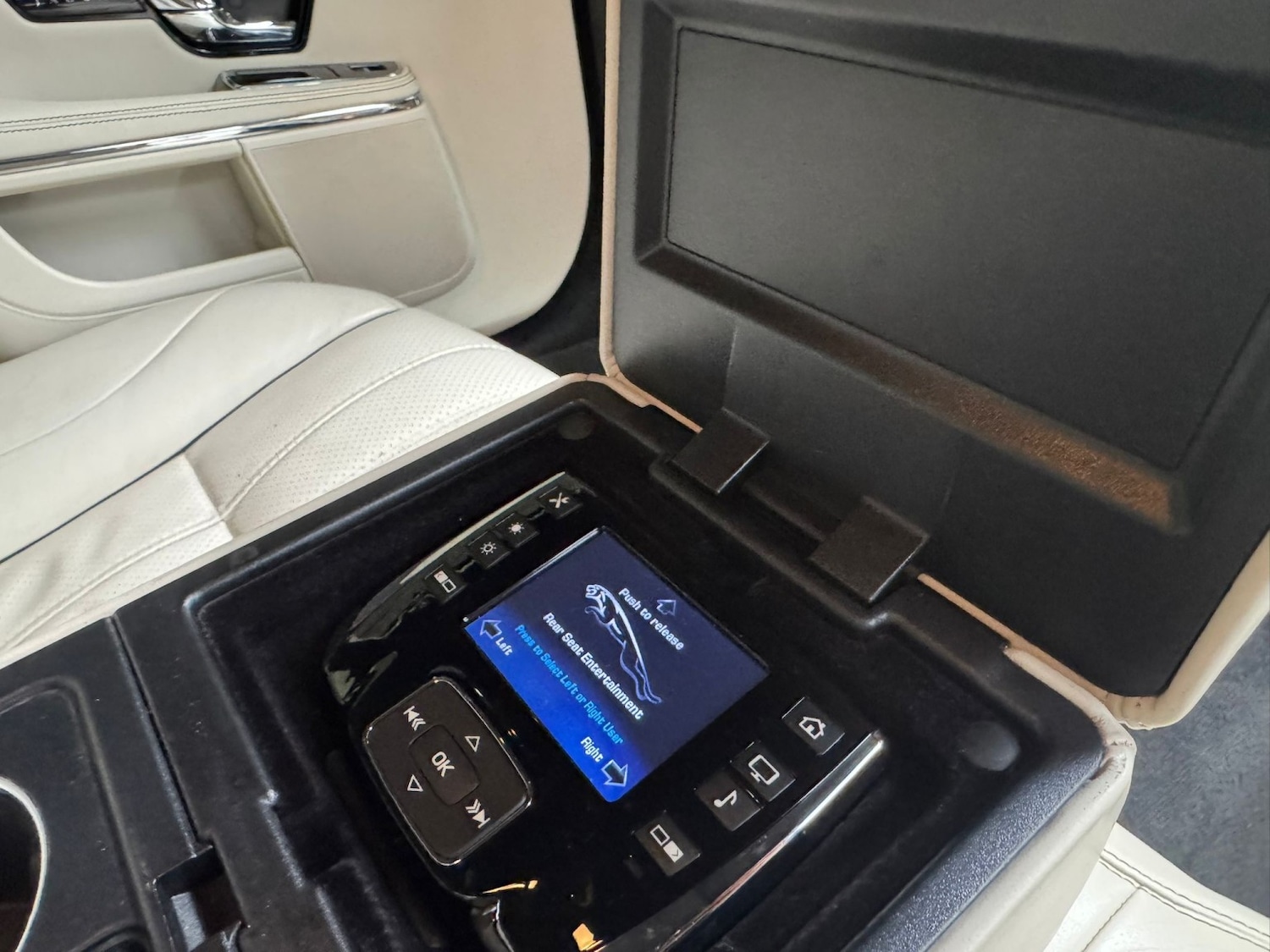 Used Jaguar XJ 2012 for sale - 77888441: Photo 24