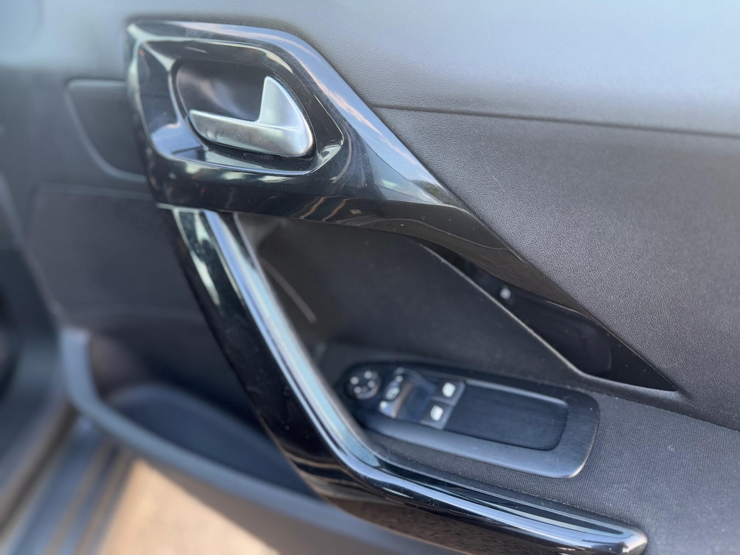 Used Peugeot 208 2015 for sale - 76180049: Photo 27