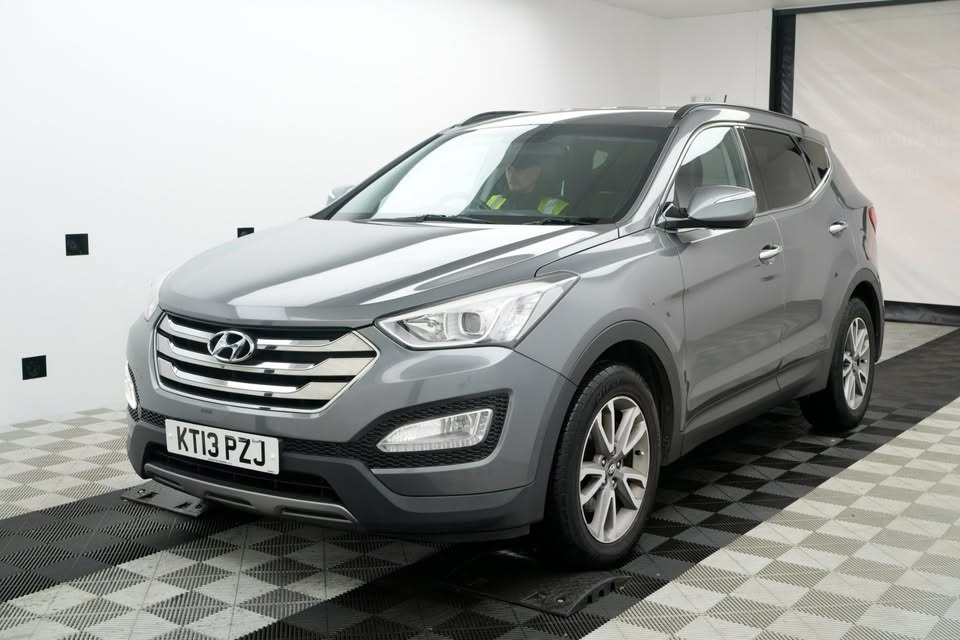 Used Hyundai Santa Fe 2013 for sale - 76882140: Photo 2