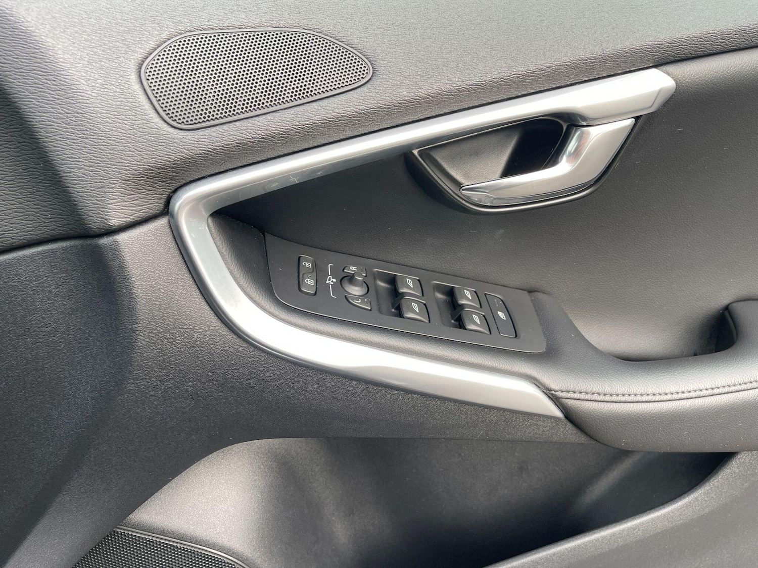 Used Volvo V40 2018 for sale - 76597326: Photo 28