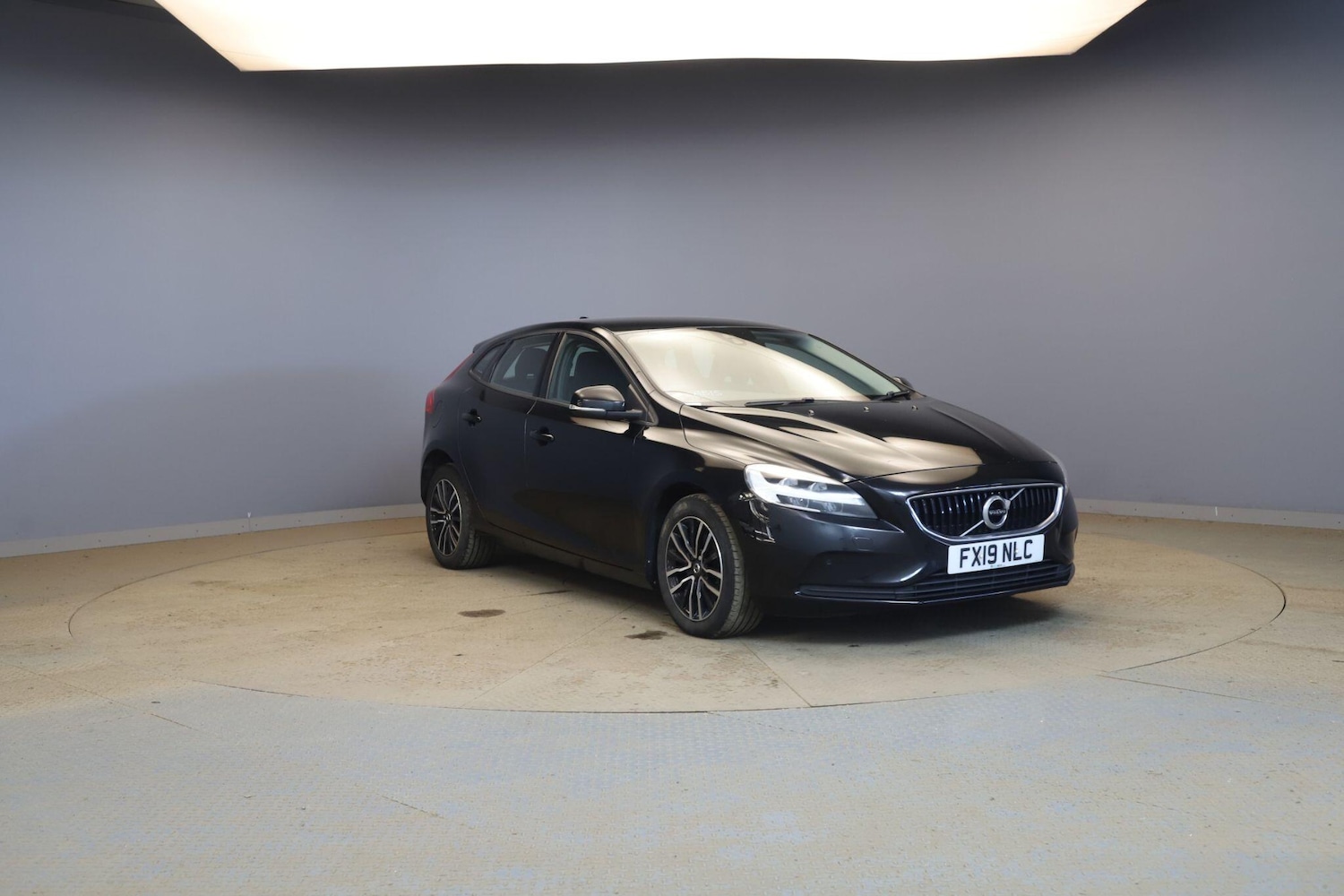 Used Volvo V40 2019 for sale - 77120128: Photo 1